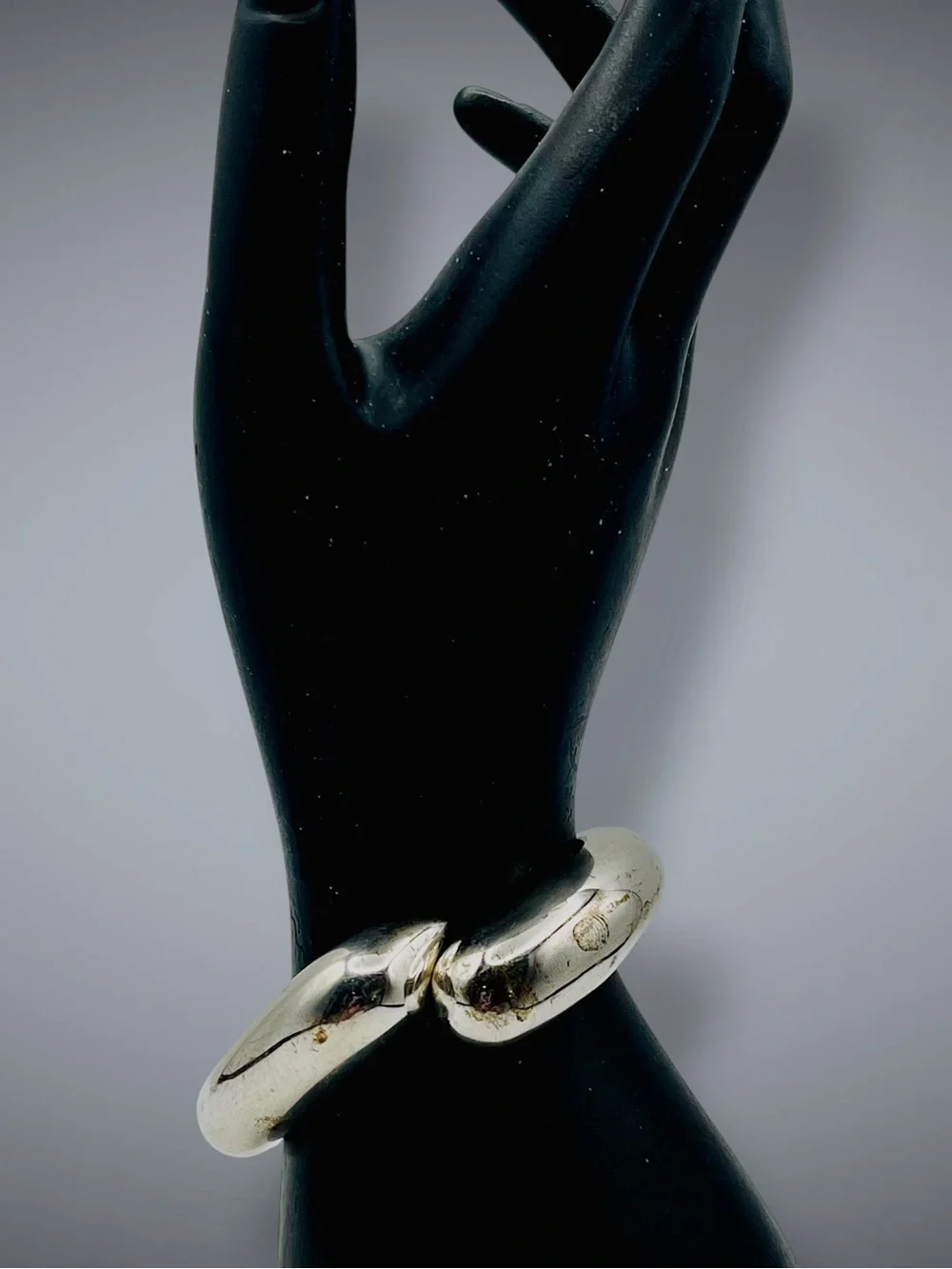 Vintage REO Chrome Glow Silver Modernist Hinged Clamper Bangle Bracelet